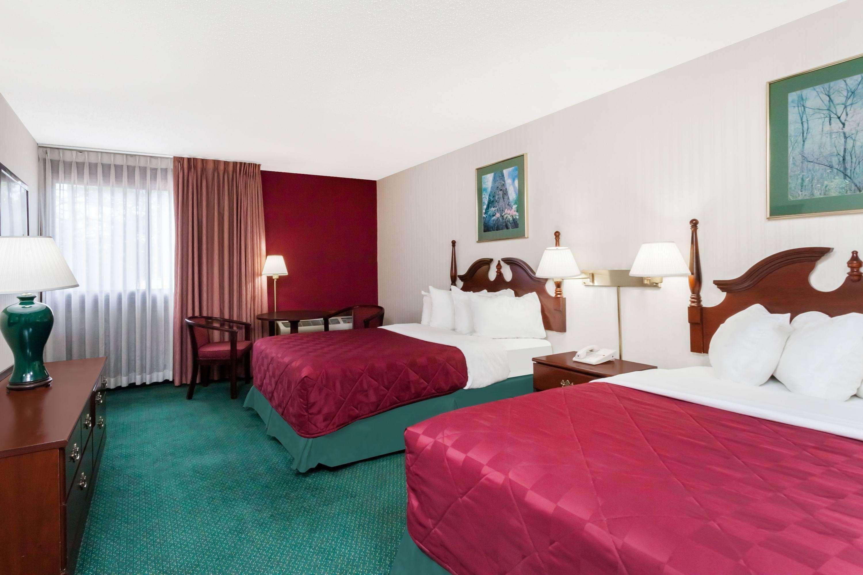 Baymont By Wyndham Queensbury/Lake George Buitenkant foto